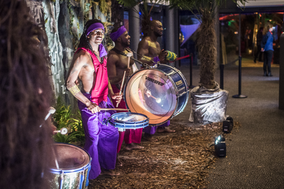 910487 Afbeelding van muzikanten bij het openingsfeest van bioscoop Kinepolis (Jaarbeursboulevard 300) te Utrecht. De ...